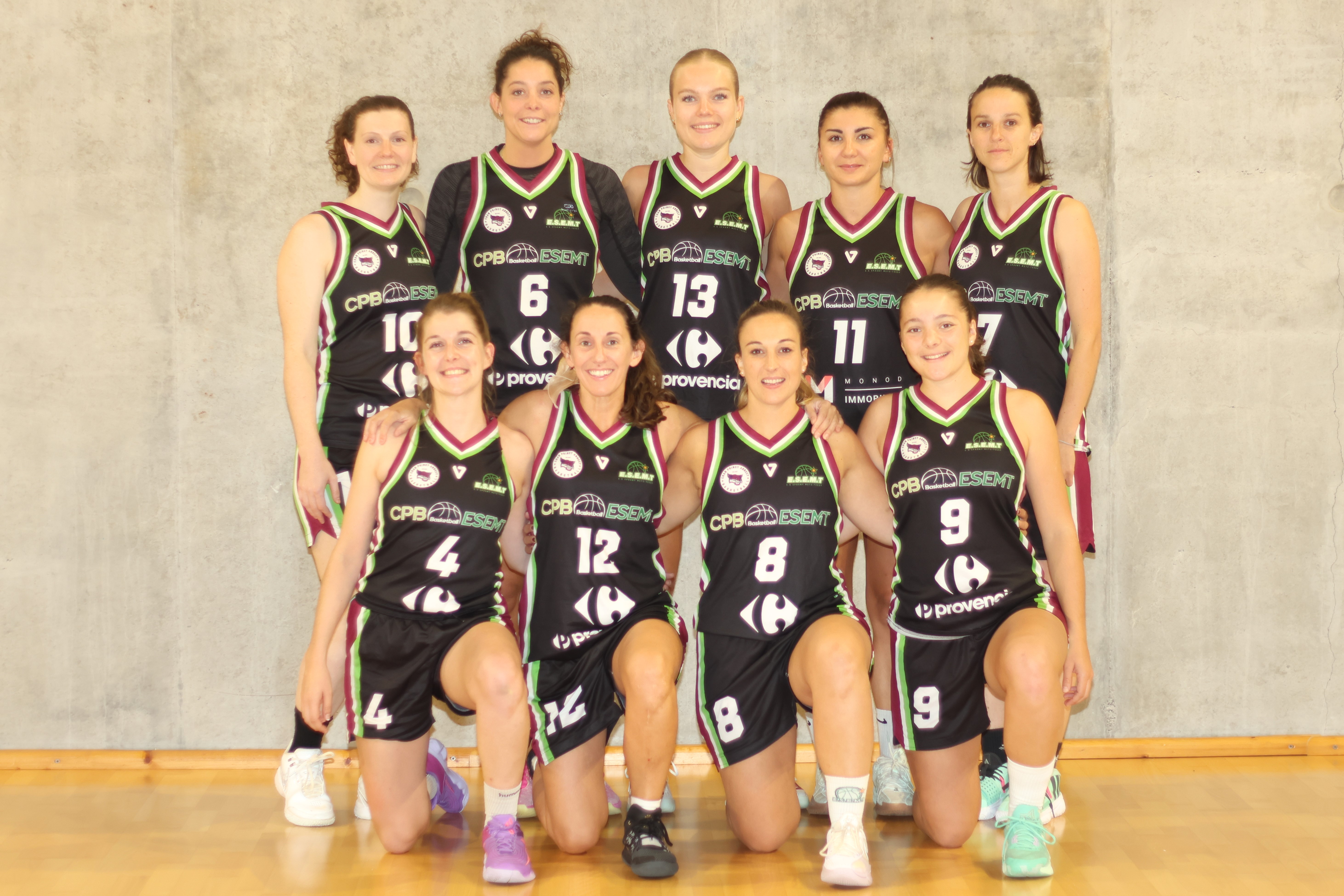 Photo d’équipe des seniors féminines de l’ESEMT en maillots noirs CPB ESEMT floqués de leurs partenaires